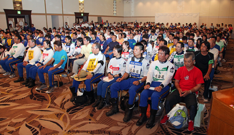 開会式。全国から選抜された174人のライダーと監督、関係者などが参加
