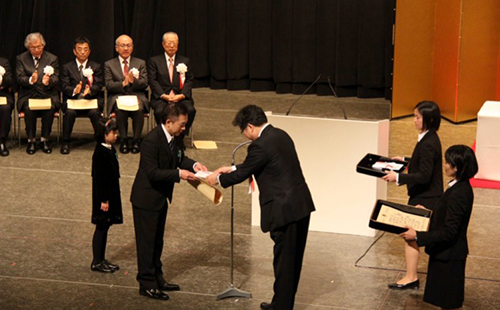 交通安全年間スローガン最優秀入選者代表浦川泰治さん（北海道）に内閣総理大臣賞が贈られた