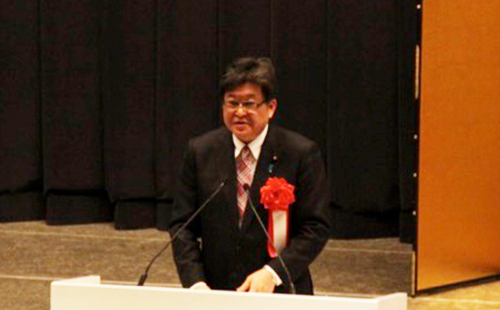 内閣総理大臣の来賓あいさつを代読する萩生田光一内閣官房副長官