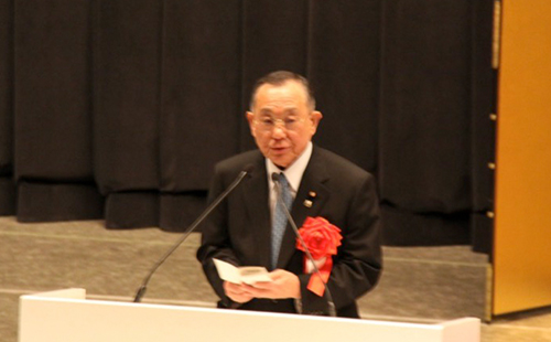 来賓あいさつする山崎正昭参議院議長
