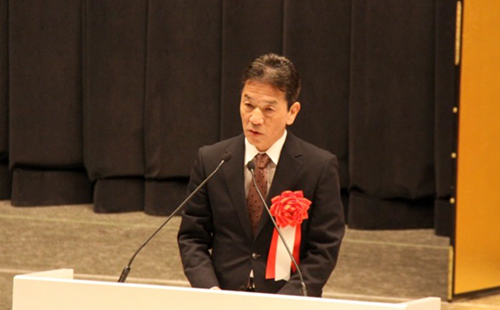 国家公安委員会委員長の来賓あいさつを代読される奥野知秀国家公安委員会委員