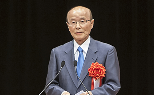 内閣総理大臣の来賓あいさつを代読する杉田和博内閣官房副長官