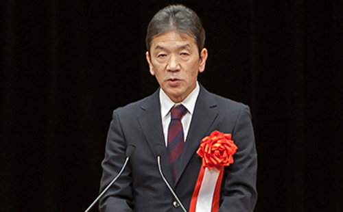 国家公安委員会委員長の来賓あいさつを代読される奥野知秀国家公安委員会委員