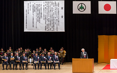 大会宣言を読み上げる坪内恊致全日本交通安全協会副会長（愛知県交通安全協会会長）