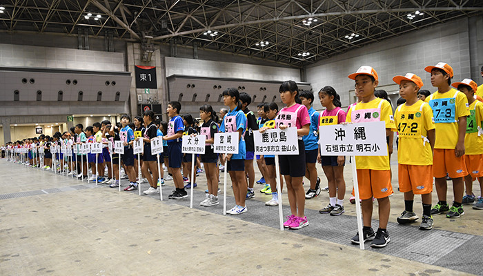 開会式に臨む47都道府県の代表選手188人