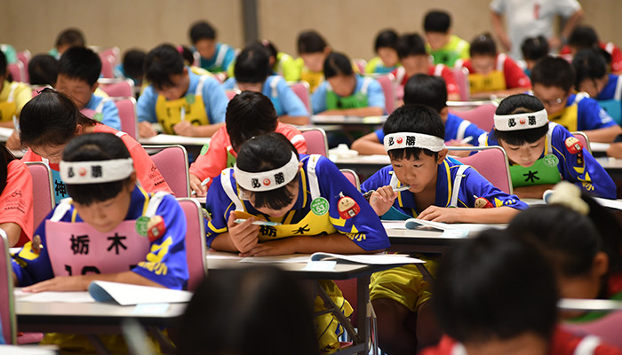 学科テストを受ける選手の真剣な表情