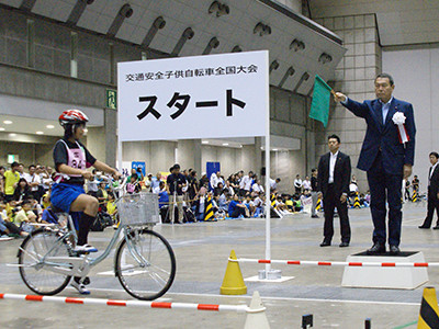 小此木国家公安委員会委員長のスタート合図で競技開始