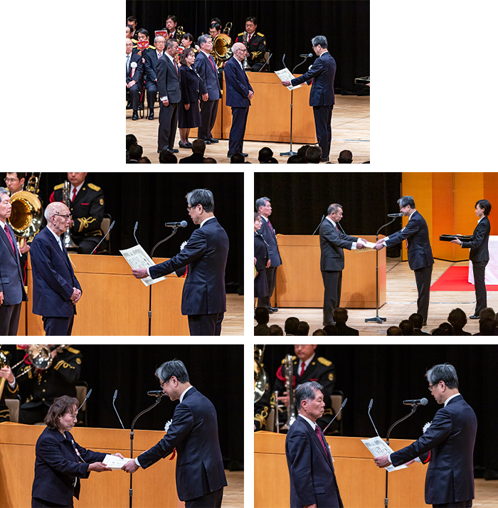 交通栄誉章受賞代表者に栗生俊一警察庁長官から表彰状が、今井敬会長から交通栄誉章が贈られた