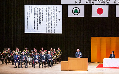 大会宣言を読み上げる坪内恊致全日本交通安全協会副会長（愛知県交通安全協会会長）