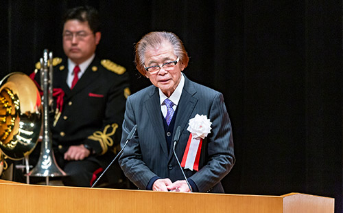 大会宣言を読み上げる坪内恊致全日本交通安全協会副会長（愛知県交通安全協会会長）
