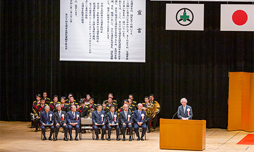 大会宣言を読み上げる坪内恊致全日本交通安全協会副会長（愛知県交通安全協会会長）