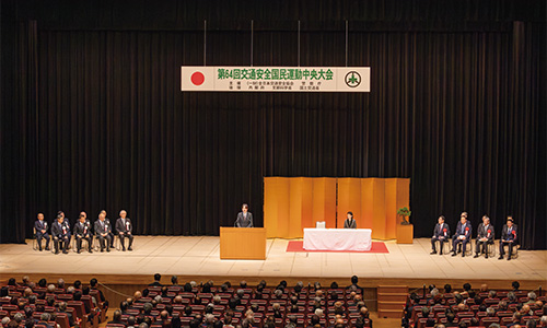おことばを述べられる秋篠宮殿下