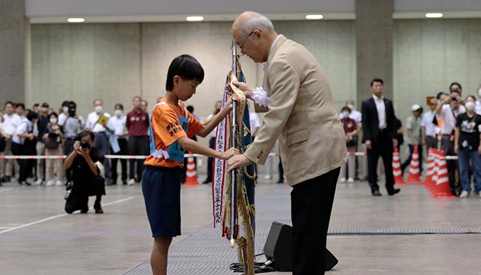 前回優勝県の静岡県代表平山小学校から優勝旗の返還