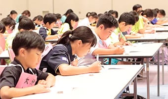 学科テストを受ける選手の皆さん