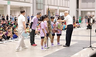 優勝の表彰を受ける埼玉県秩父第一小学校チーム