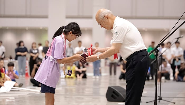 個人優勝の表彰を受ける埼玉県秩父第一小学校、鈴木亜利紗選手